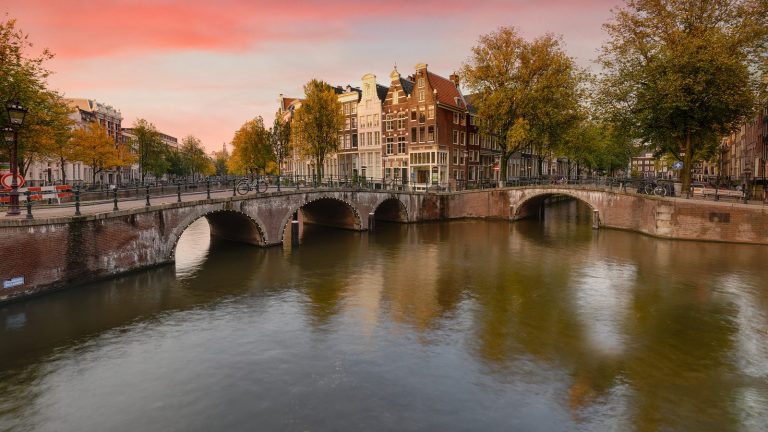 תעלת קייזרסחראכט באמסטרדם (Amsterdam) עם השתקפות הבתים ההיסטוריים
