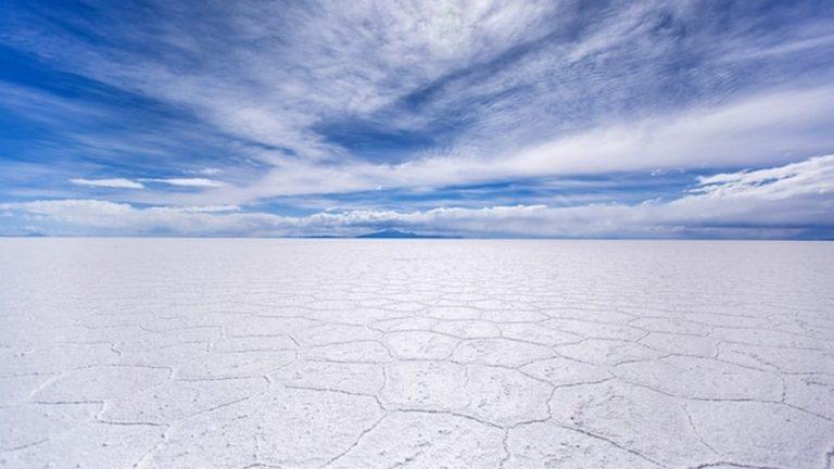 מלחת אויוני (Salar de Uyuni) בבוליביה - מרחב המלח הלבן מול שמיים כחולים