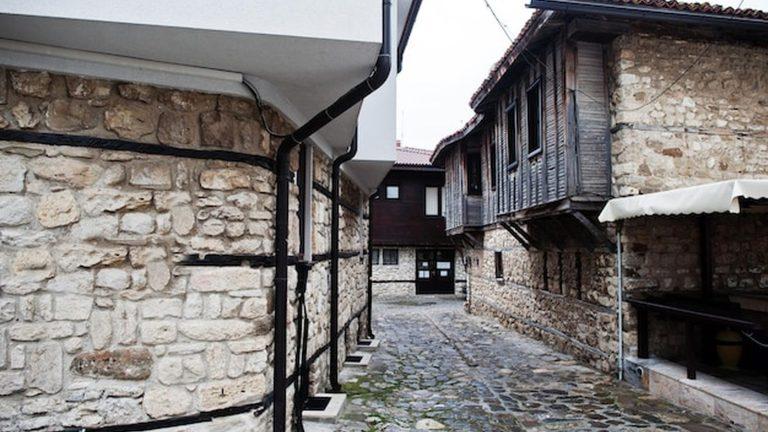 העיר העתיקה נסבר (Nesebar) בבולגריה - בתים מסורתיים על חוף הים השחור