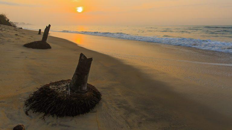 La spiaggia di Cape Coast, in Ghana, al mattino.