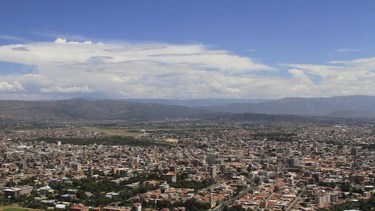 מבט פנורמי על העיר קוצ'במבה (Cochabamba) והעמק שסביבה, בוליביה