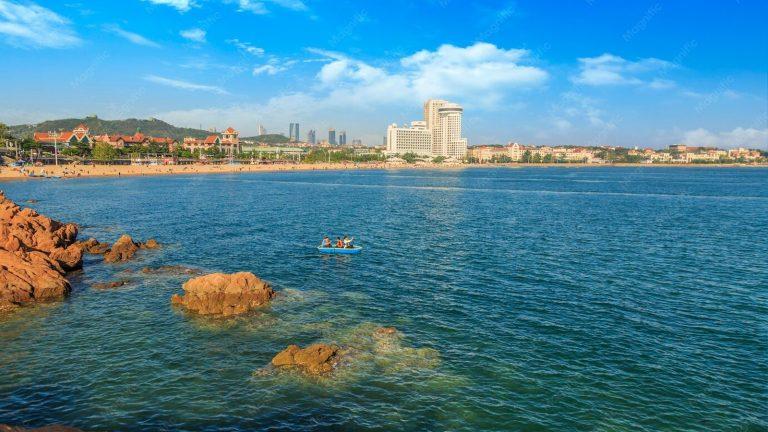 קו החוף הסלעי והמפרץ בדאליאן (Dalian), סין - המקום שבו הים פוגש את העיר