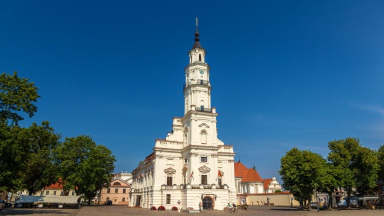 בניין העירייה של קאונאס (Kaunas) בליטא, נקודת המוצא הפופולרית לסיורי הרגל החינמיים בעיר