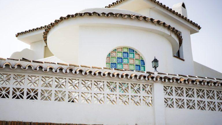 רחוב עתיק בעיר החומות מרצ'נה (Marchena), אנדלוסיה, ספרד