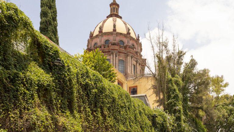 רחוב קולוניאלי צבעוני האופייני למטפק (Metepec), מקסיקו