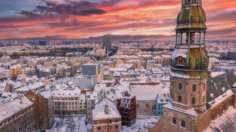 נוף אווירי בשקיעה על העיר העתיקה של ריגה (Riga) ונהר הדאוגאווה