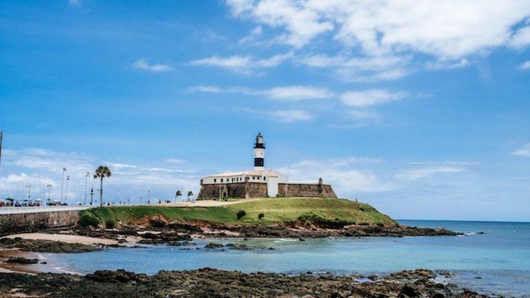 מגדלור בארה (Farol da Barra) לחוף מפרץ כל הקדושים בסלבדור, ברזיל
