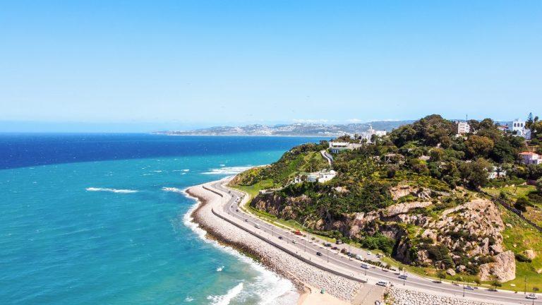 נוף אווירי של טנג'יר (Tangier) ומצר גיברלטר במרוקו