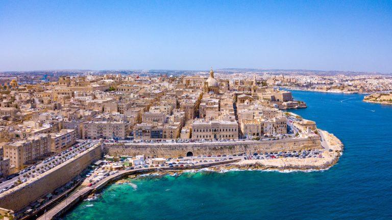 منظر جوي لمدينة فاليتا، عاصمة مالطا، بتحصيناتها ومينائها الكبير