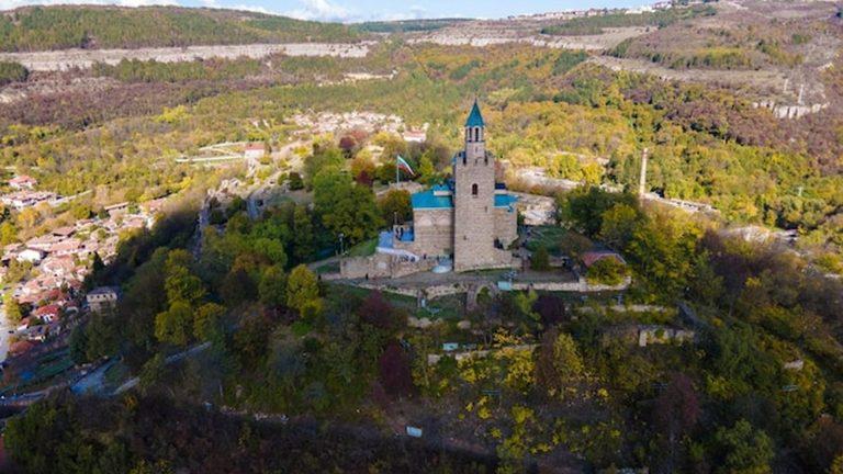 מבט אווירי על וליקו טרנובו (Veliko Tarnovo), בולגריה - בתי העיר העתיקה על הגבעות מעל נהר היאנטרה
