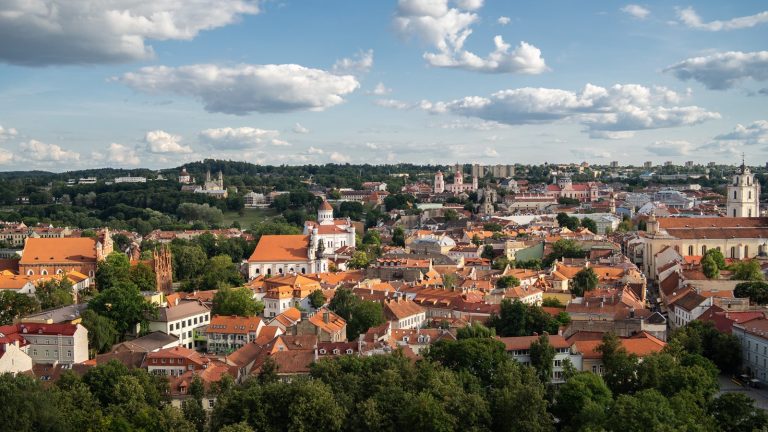 וילנה (Vilnius) העיר העתיקה מבט כללי על הגגות והבניינים