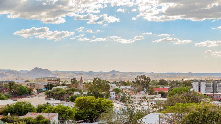 וינדהוק (Windhoek), בירת נמיביה - נוף פנורמי על העיר וההרים ברקע