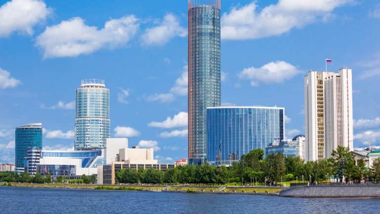 קו הרקיע של מרכז יקטרינבורג (Yekaterinburg) ונהר האיסט