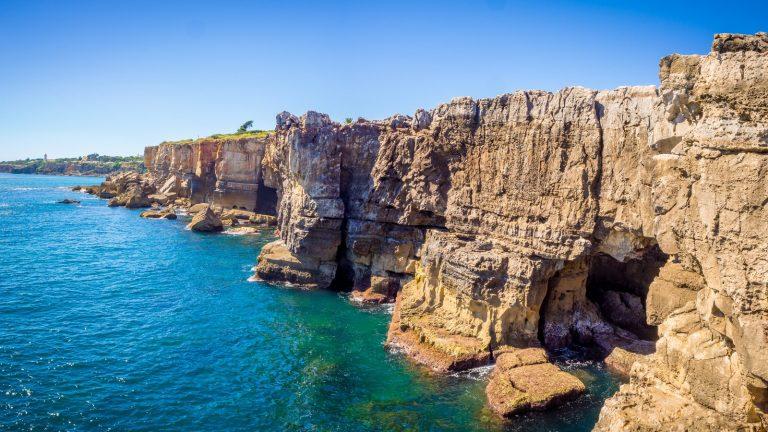 נוף החוף הסלעי של קשקאיש (Cascais) בפורטוגל