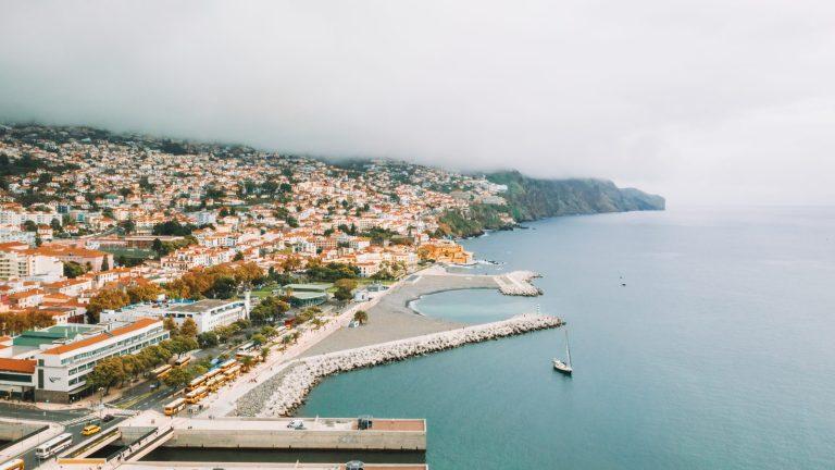 פונשל (Funchal) - נוף על העיר העתיקה מול האוקיינוס האטלנטי