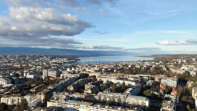 מבט על גגות העיר ז'נבה (Geneva) בשווייץ