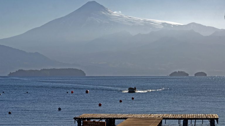 El lago Atitlán en Guatemala con volcanes al fondo: uno de los principales destinos turísticos gratuitos del país.
