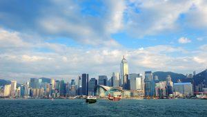 Die Skyline von Hongkong über dem Victoria Harbour an einem klaren Tag