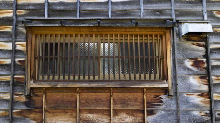 Fenêtre traditionnelle en bois dans une maison à deux étages du quartier historique de Kanazawa, au Japon