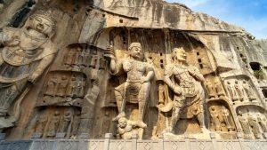 Grotte di Longmen a Luoyang: statue di Buddha scolpite nella roccia lungo il fiume Hei.