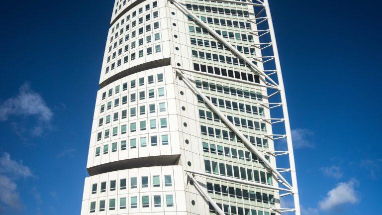 מגדל Turning Torso בשמש ביום בהיר במלמו, שוודיה