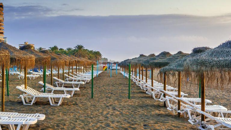 חוף וטיילת בטורמולינוס (Torremolinos), ספרד